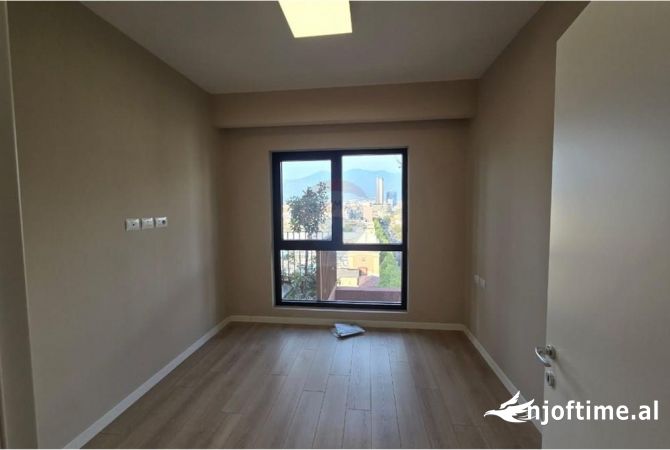 Ambiente Commerciale in Affitto 3+1 a Tirana - 1,400 Euro