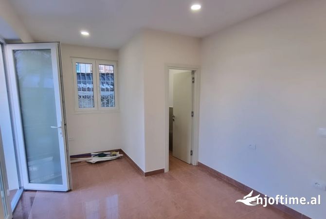 Business Property for Rent 3+1 in Tirana - 350 Euro