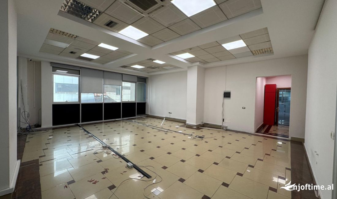 Ambient zyrash me qira ne qender te Tiranes!