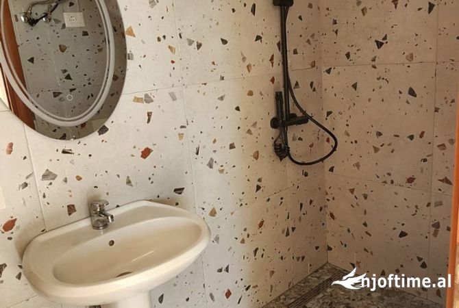 Shtepi ne shitje Apartament ne Tirane, 1+1, Mobilimi Bosh, pa mobiluar, Pagesa 78,000  Euro.