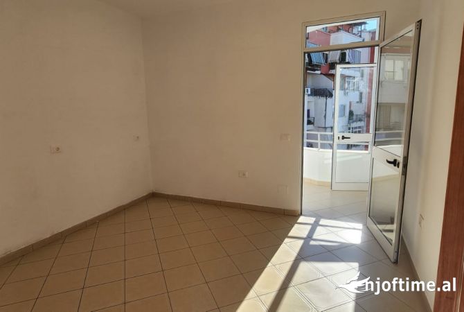 Shtepi ne shitje Apartament ne Tirane, 1+1, Mobilimi Bosh, pa mobiluar, Pagesa 78,000  Euro.