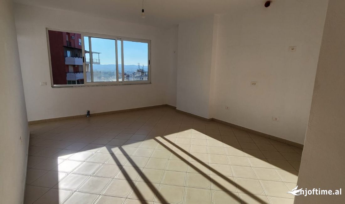 Shtepi ne shitje Apartament ne Tirane, 1+1, Mobilimi Bosh, pa mobiluar, Pagesa 78,000  Euro.