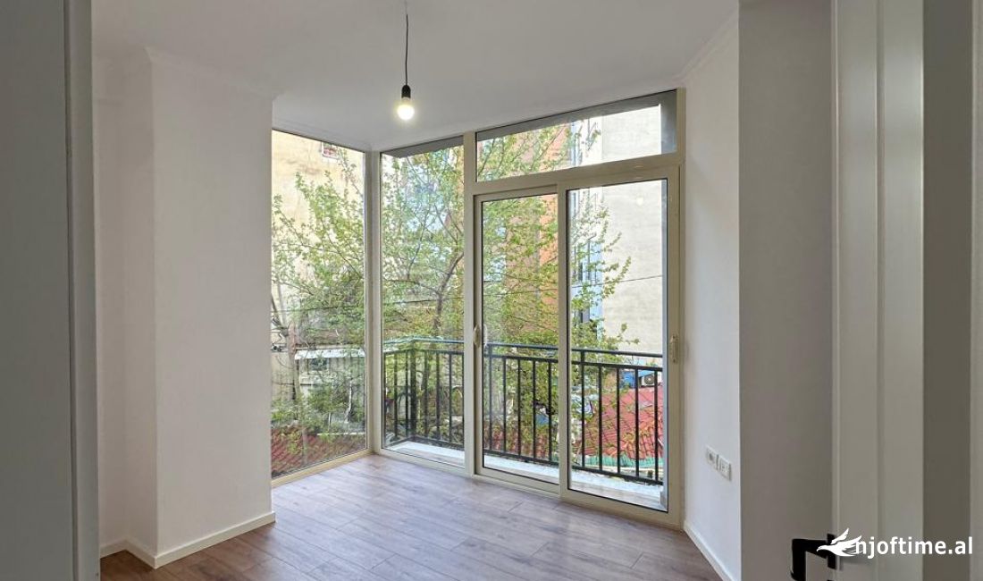 Shtepi ne shitje Apartament ne Tirane, 1+1, Mobilimi Bosh, pa mobiluar, Pagesa 120,000  Euro.