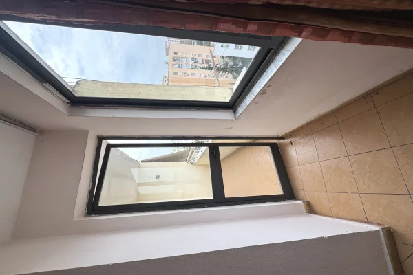 Shtepi ne shitje Apartament ne Tirane, 2+1, Mobilimi E mobiluar, Pagesa 127,000  Euro.