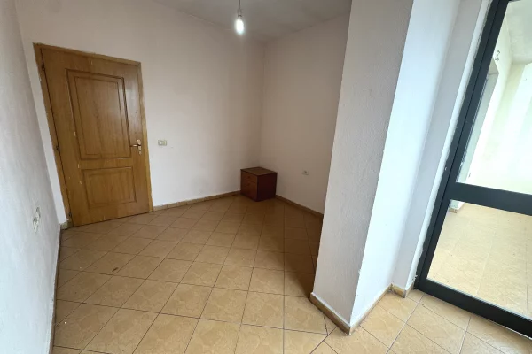 Shtepi ne shitje Apartament ne Tirane, 2+1, Mobilimi E mobiluar, Pagesa 127,000  Euro.