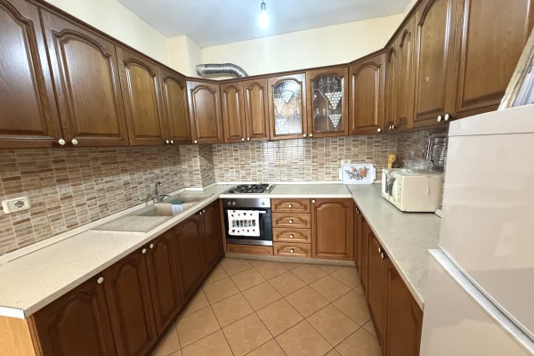 Shtepi ne shitje Apartament ne Tirane, 2+1, Mobilimi E mobiluar, Pagesa 127,000  Euro.