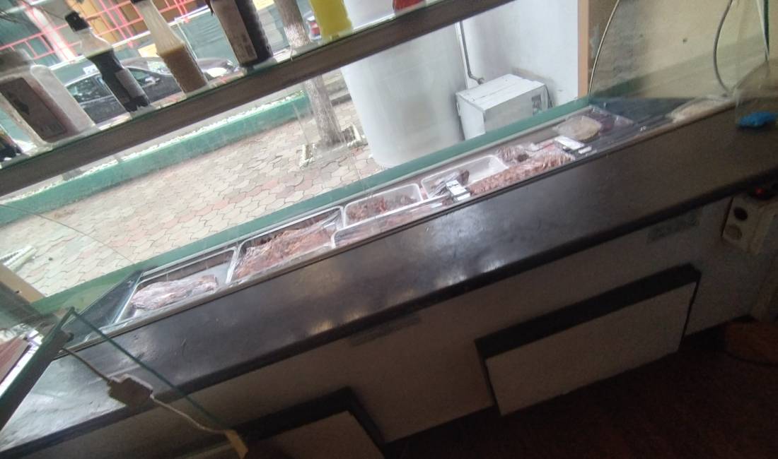 Shes te gjitha pajisjet e restorantit,Frigorifer, sobe, karrige, tavoline, skare, tenxhere, ngrohes