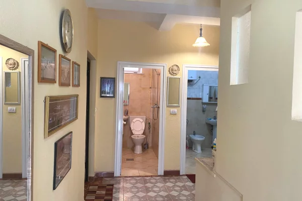 Shtepi me qera Vila Luksoze ne Tirane, 2+1, Mobilimi E mobiluar, Pagesa 600  Euro.