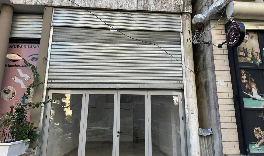 Jepet me qera dyqan 40m2  400euro Astiri  per qera afate gjate me shume se nje vit 350 euro 