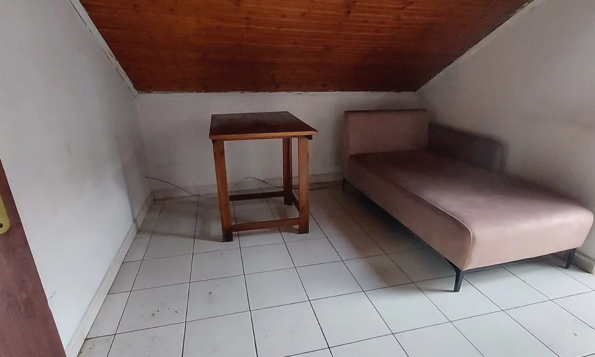 Shtepi me qera Papafingo(kati i catise) ne Tirane, 1+1, Mobilimi E mobiluar, Pagesa 200  Euro.