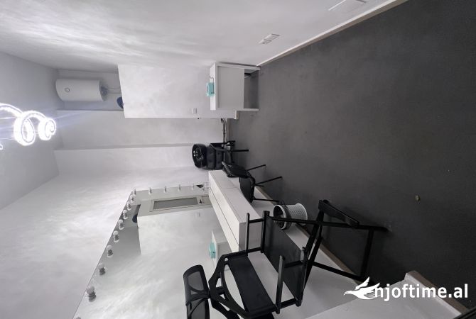 Ambiente Commerciale in Vendita 1+1 a Tirana - 33,000 Euro