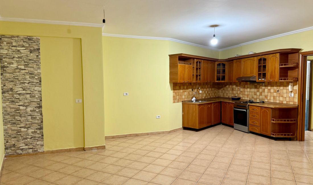 Shtepi me qera Apartament ne Tirane, 2+1, Mobilimi Bosh, pa mobiluar, Pagesa 400  Euro.