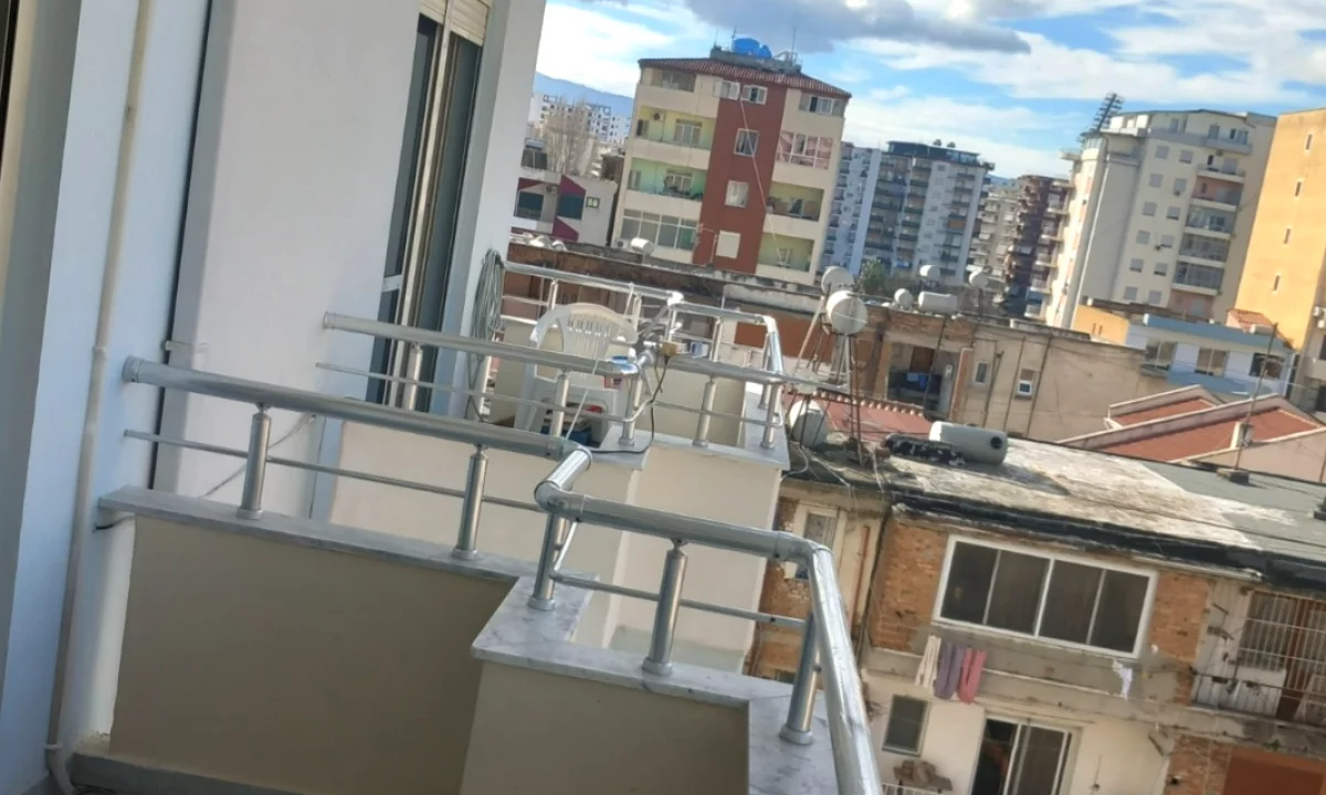 Shtepi ne shitje Apartament ne Vlore, 2+1, Mobilimi Pjeserisht e mobiluar, Pagesa 125,000  Euro.