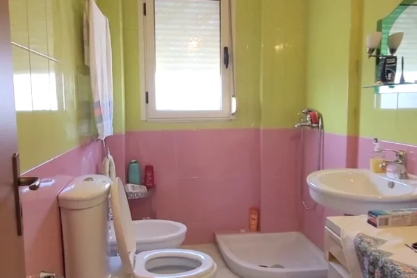 Shtepi ne shitje Apartament ne Vlore, 2+1, Mobilimi Pjeserisht e mobiluar, Pagesa 125,000  Euro.