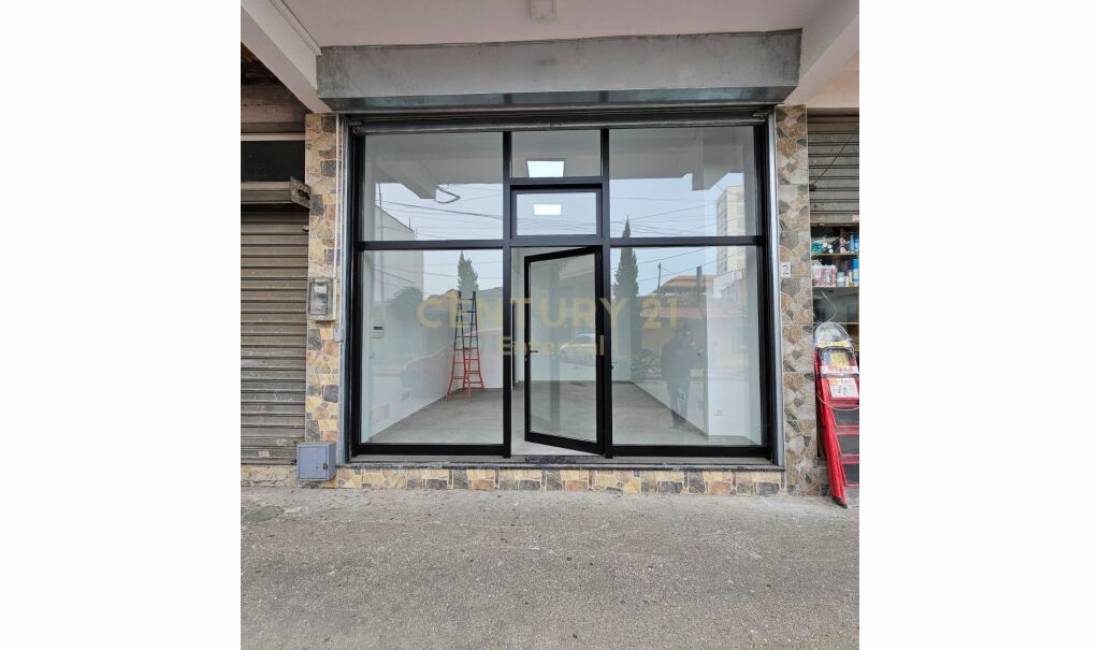 Jepet dyqan me qera 550 euro prane rruges Bardhyl  