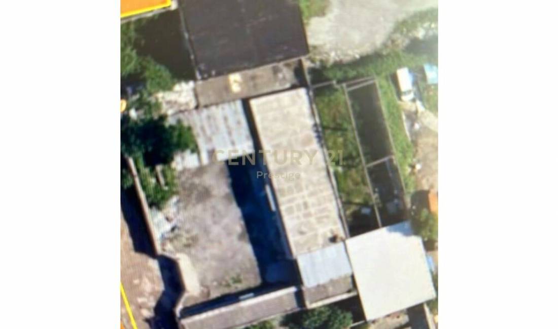 Ambient biznesi me qira ne fund te rruges 5 maj, Tirane  Tirana, Albania Per Qira 1,000 Euro 