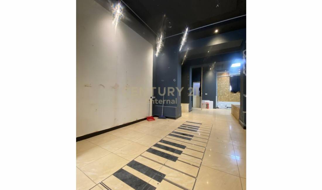 Dyqan Per Qera Ne Ish-Bllok  Tirana, Albania Per Qira 800 Euro /Muaj 