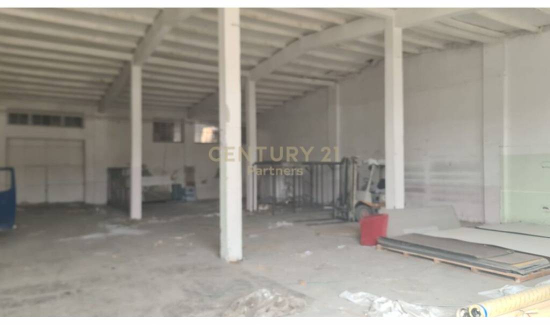 JAPIM ME QIRA KAPANON 1300M2 NE ZONEN E KOMBINATIT  Tirana, Albania Per Qira 600 Euro 