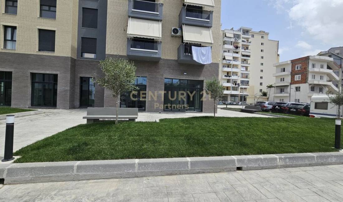JAPIM ME QIRA AMBIENT KOMERCIAL NE ASTIR!  Tirana, Albania Per Qira 750 Euro 