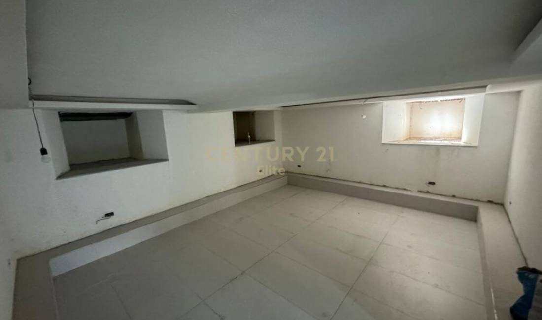 Jepet me qira ambient komercial prane Ish Bllokut  Tirana, Albania Per Qira 1,000 Euro /Muaj