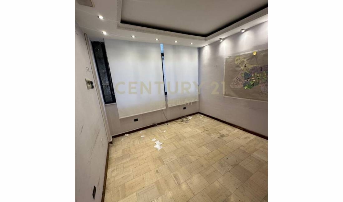 NJESI KOMERCIALE PER QIRA PRANE15-KATESHIT!  Tirana, Albania Per Qira 1,000 Euro /Muaj