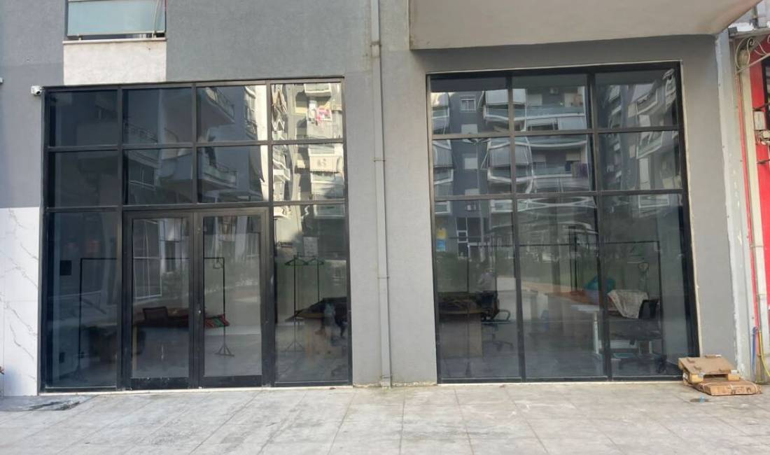 JAPIM ME QIRA AMBIENT KOMERCIAL / DYQAN TE TIRANA GOLDEN PARK  Tirana, Albania Per Qira 350 Euro /Muaj