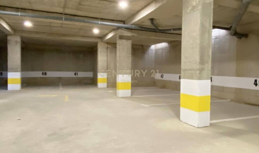 Shiten 2 Garazhe ne nje Kompleks prane "Vet Hospital"  Tirana, Albania Per Shitje 50,000 Euro