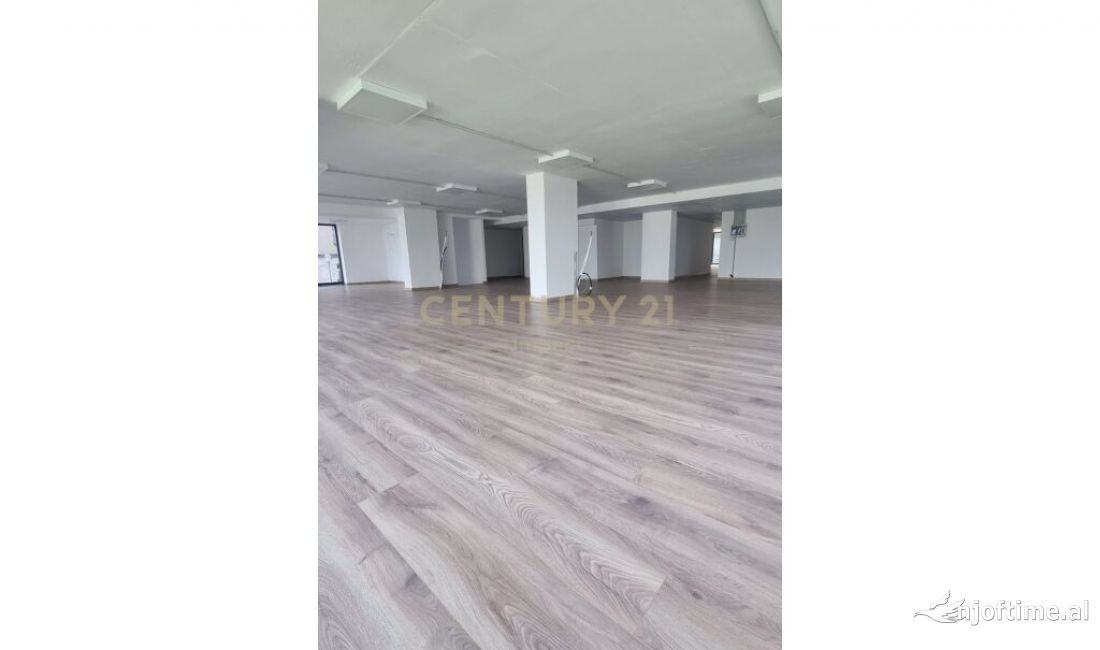 OKAZION! SHITET AMBJENT KOMERCIAL 550m2 NE RRUGEN E DIBRES,PRANE MINISTRISE MBROJTJES! 
