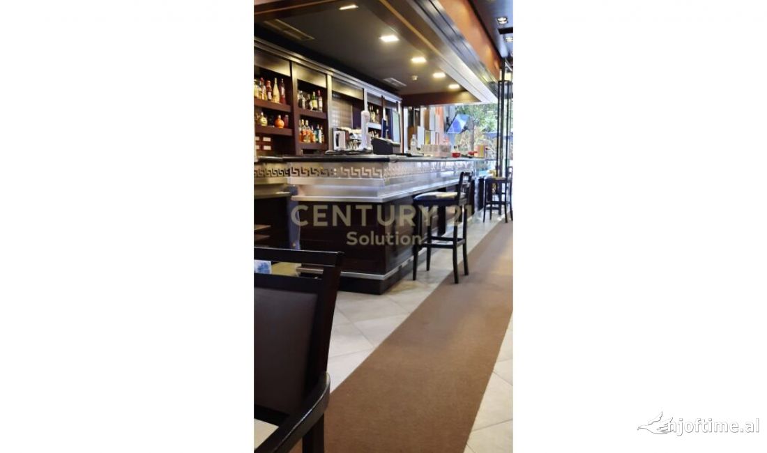 SHITET AMBIENT KOMERCIAL PRANE RRUGES SE BARRIKADAVE!  