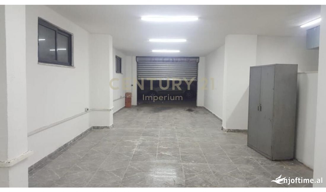 NJESI KOMERCIALE PER SHITJE TEK MEDRESEJA  