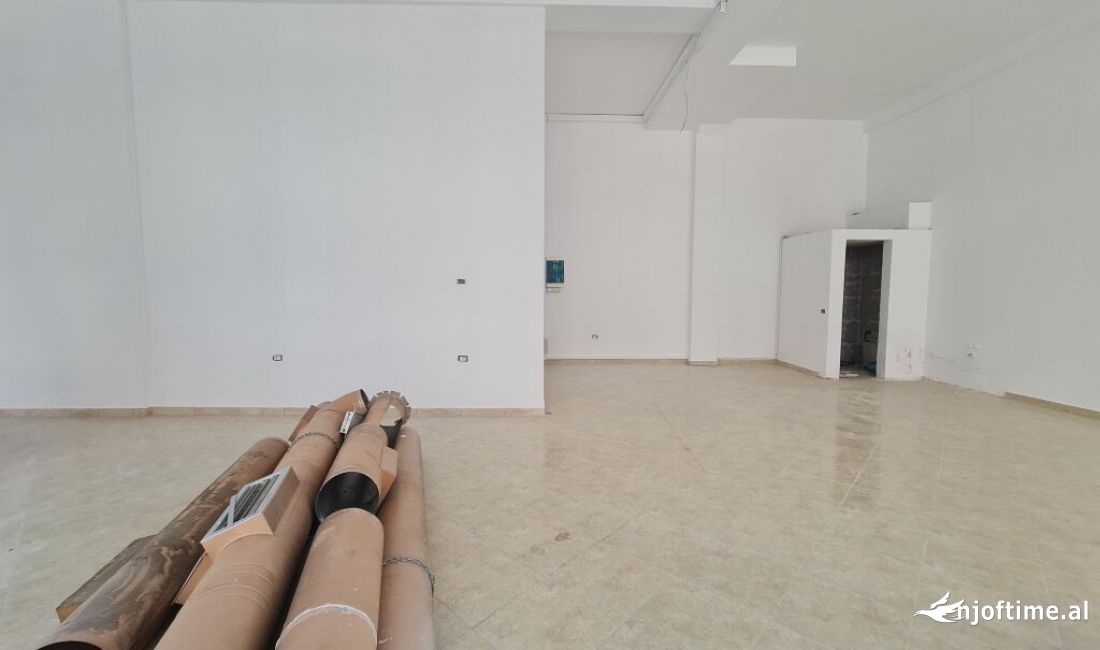 SHES AMBIENT KOMERCIAL NE RRUGEN ASTRIT LOSHA-ASTIR!  