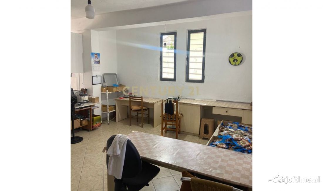 Shesim ambient komercial prane Universitetit Europian  