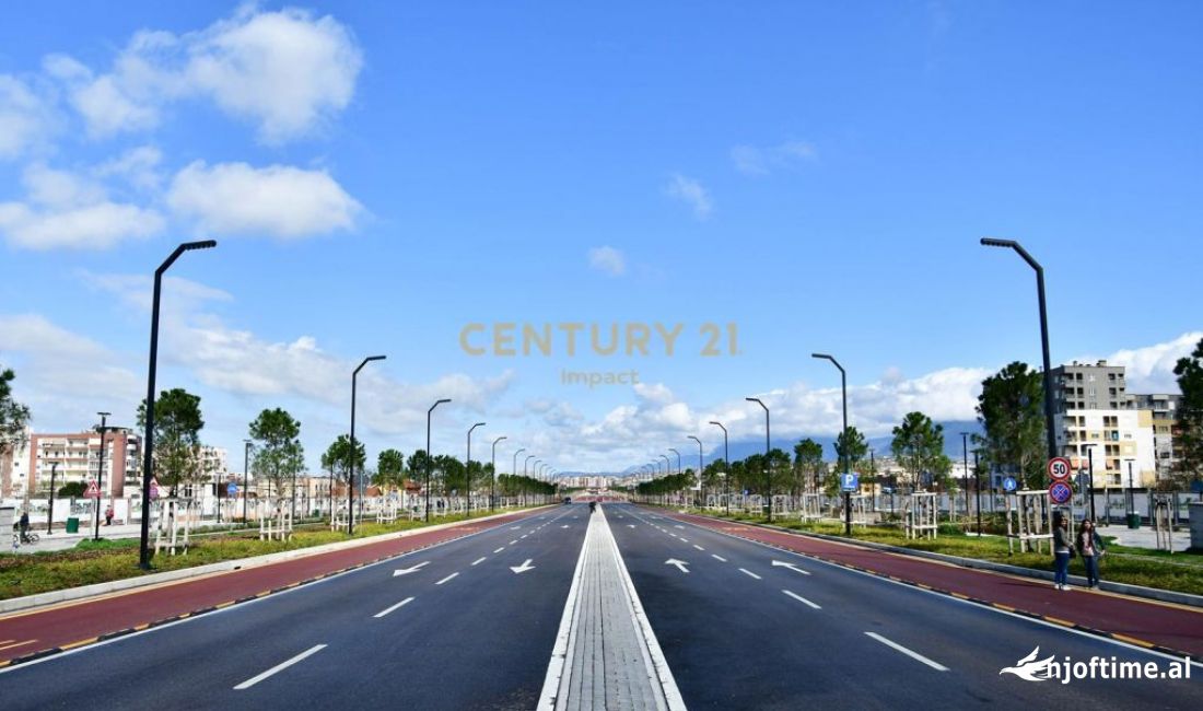 JAPIM ME QIRA AMBJENT KOMERCIAL, BULEVARDI I RI!