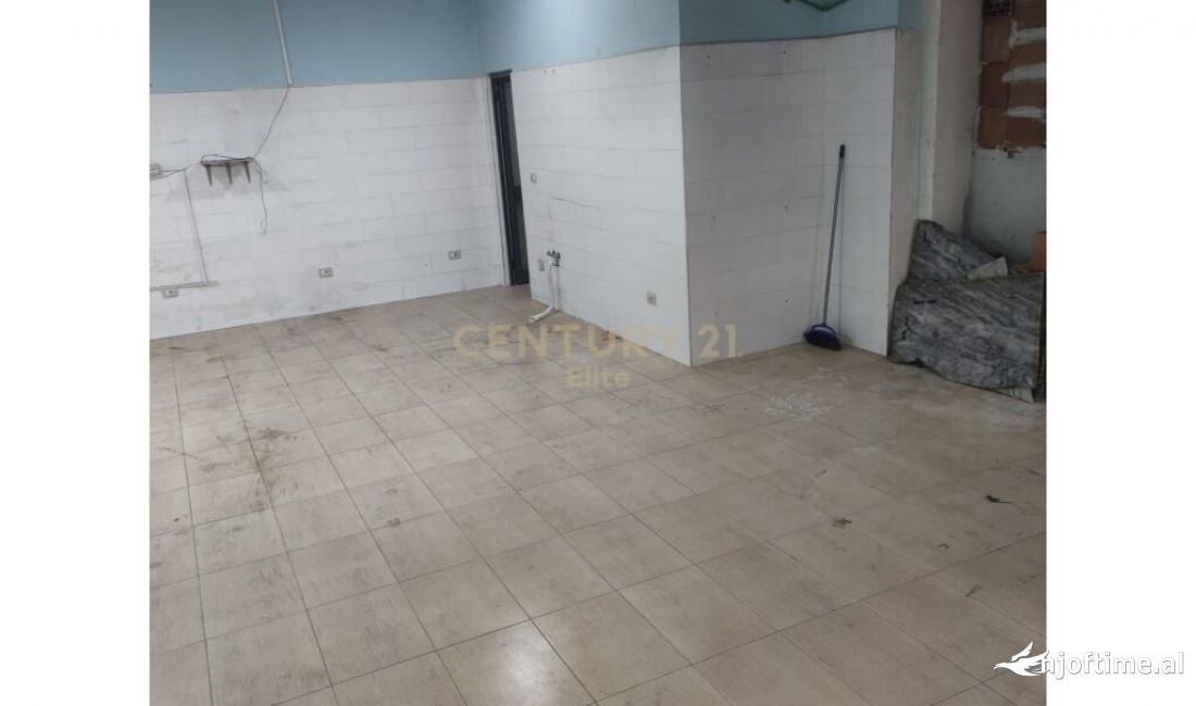 Shitet ambient 100 m2 , per dyqan apo apartament ne zonen e FRESKU-t.  