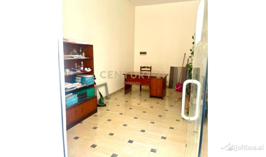 Shitet Ambjente Komercial Te Kodra E Diellit 1  