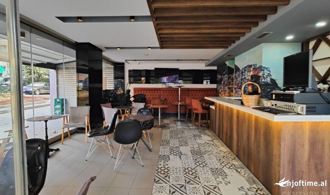 Njesi per shitje tek Komuna e Parisit! 