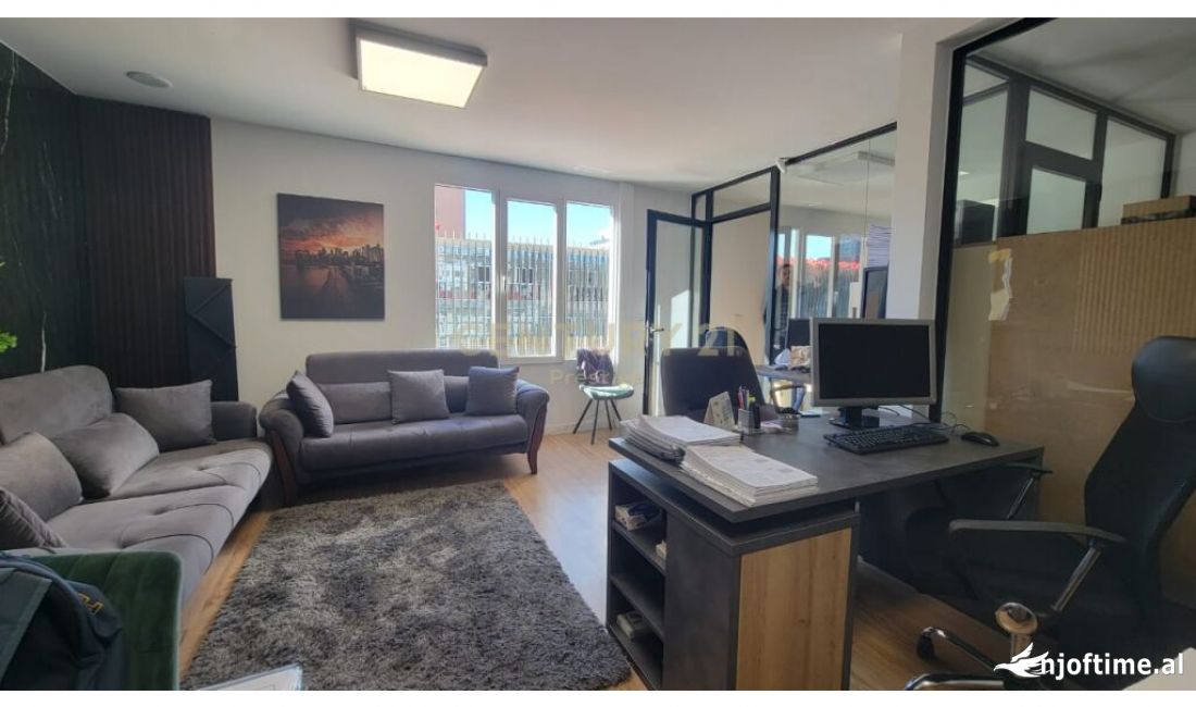 GODINE SHERBIMI NE SHITJE E VENDOSUR TEK RRUGA BARRIKADAVE, 