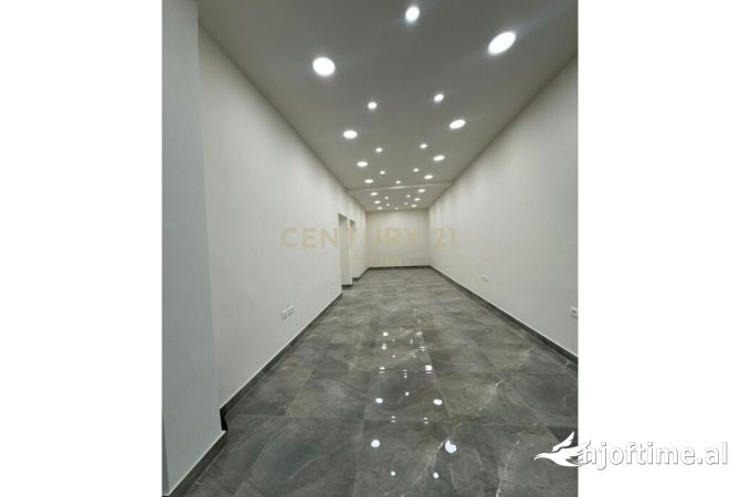 Ambiente Commerciale in Vendita 1+1 a Tirana - 577,000 Euro