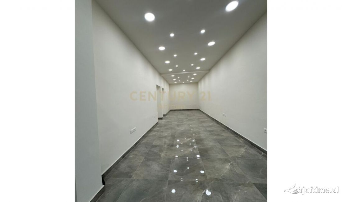 Ambient Komercial Per Shitje prane Stadiumi Dinamo