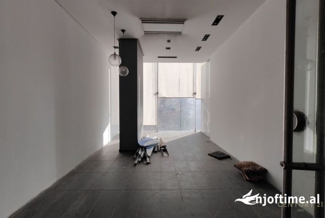 Ambiente Commerciale in Vendita 1+1 a Tirana - 180,000 Euro