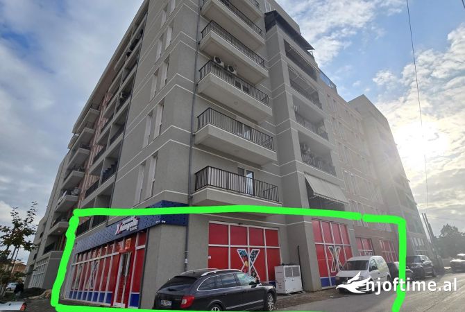 Ambiente Commerciale in Vendita 1+1 a Tirana - 1,860,000 Euro