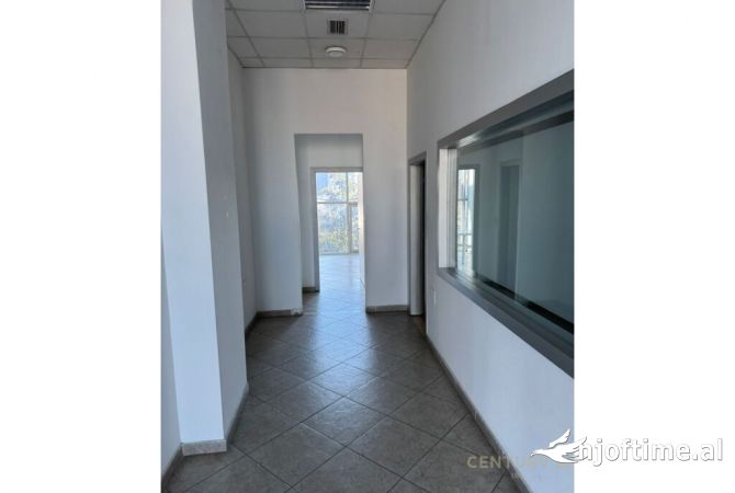 Ambiente Commerciale in Affitto 1+1 a Tirana - 2,800 Euro