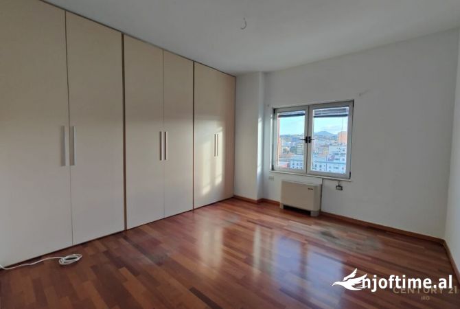 Ambiente Commerciale in Affitto 3+1 a Tirana - 2,200 Euro