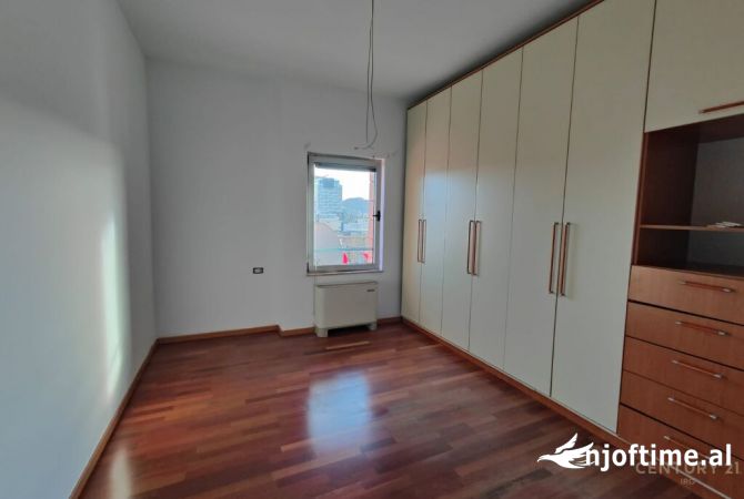 Ambiente Commerciale in Affitto 3+1 a Tirana - 2,200 Euro