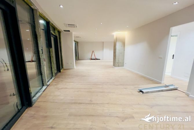 Ambiente Commerciale in Affitto 3+1 a Tirana - 1,500 Euro