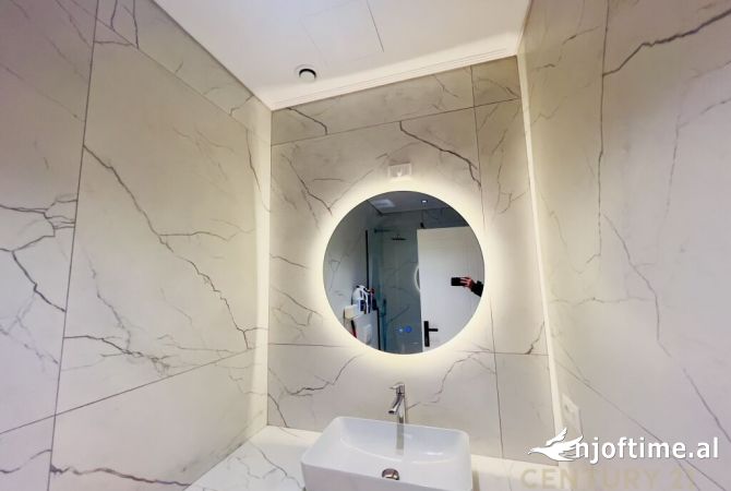 Ambiente Commerciale in Affitto 3+1 a Tirana - 1,500 Euro