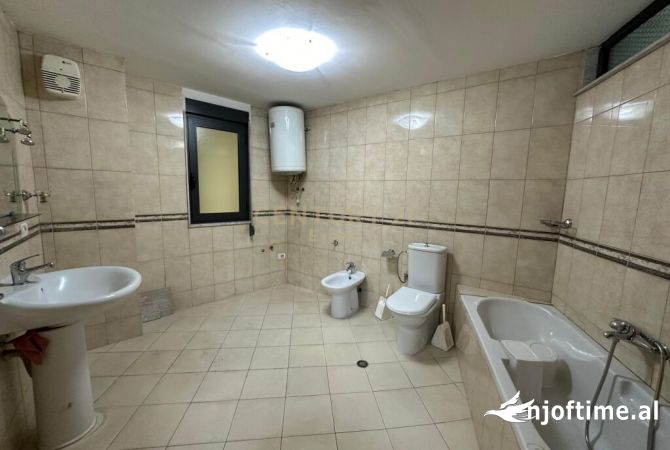 Ambiente Commerciale in Affitto 3+1 a Tirana - 1,300 Euro