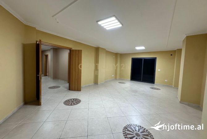 Ambiente Commerciale in Affitto 3+1 a Tirana - 1,300 Euro