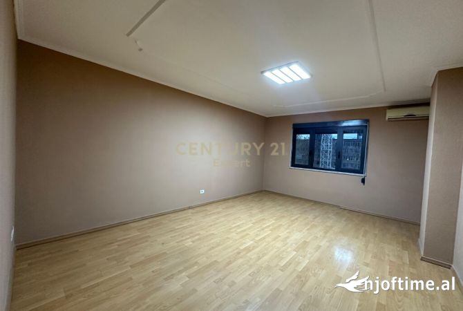 Ambiente Commerciale in Affitto 3+1 a Tirana - 1,300 Euro