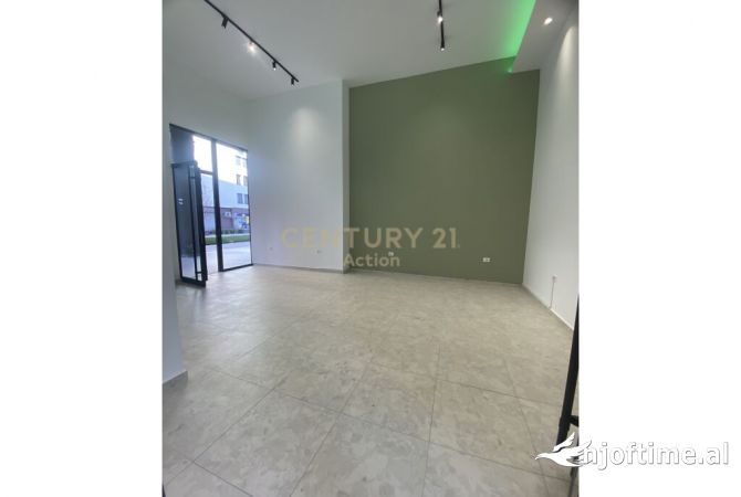 Ambiente Commerciale in Vendita 1+1 a Tirana - 140,000 Euro